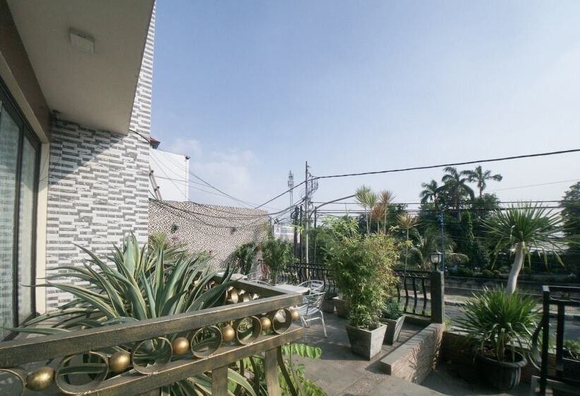 פנסיון Reddoorz Plus Near Green Pramuka Square Mall