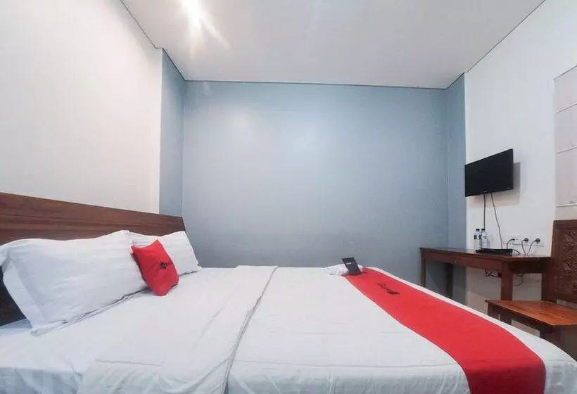 ペンション Reddoorz Plus Near Green Pramuka Square Mall