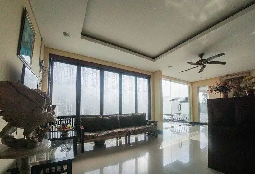 ペンション Reddoorz Plus Near Green Pramuka Square Mall