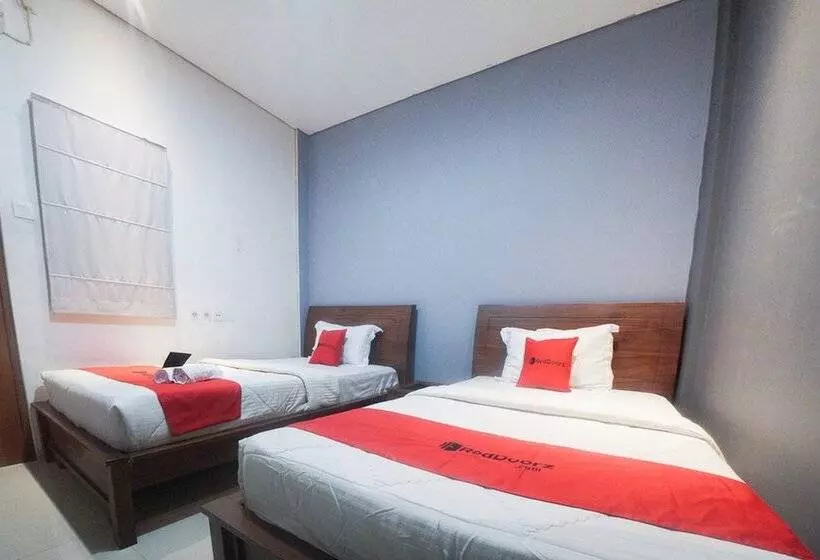 ペンション Reddoorz Plus Near Green Pramuka Square Mall