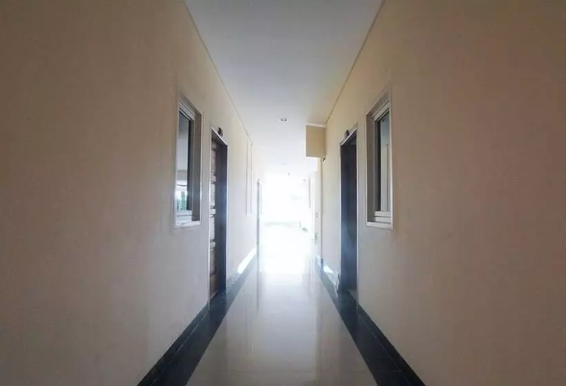 ペンション Reddoorz Plus Near Green Pramuka Square Mall