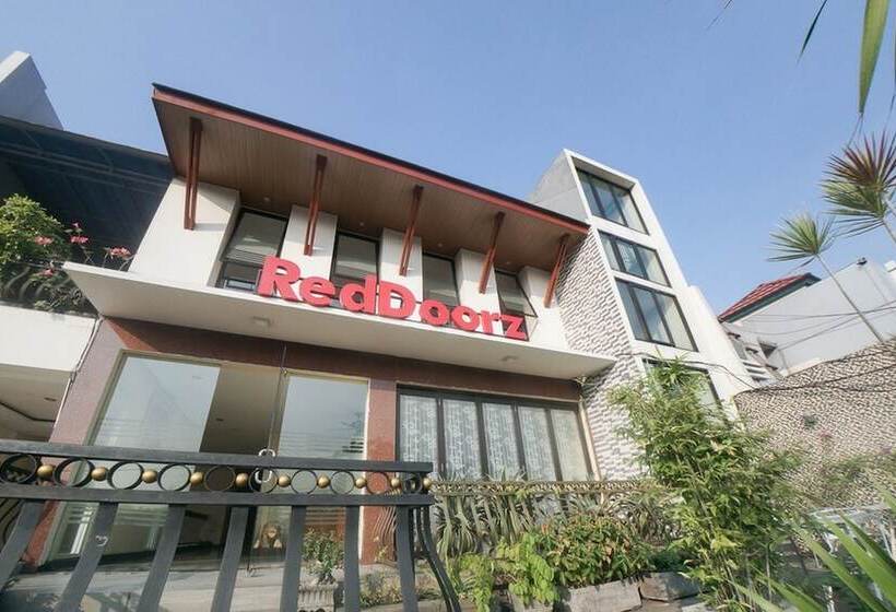 פנסיון Reddoorz Plus Near Green Pramuka Square Mall