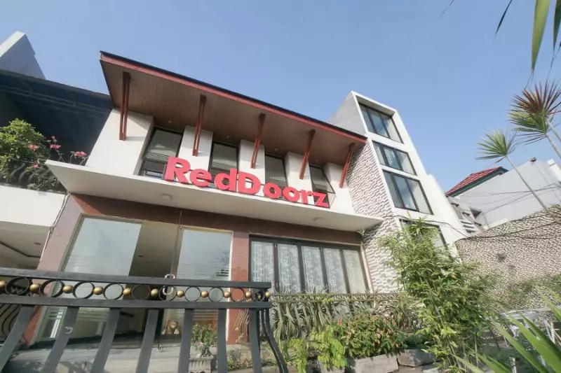 ペンション Reddoorz Plus Near Green Pramuka Square Mall