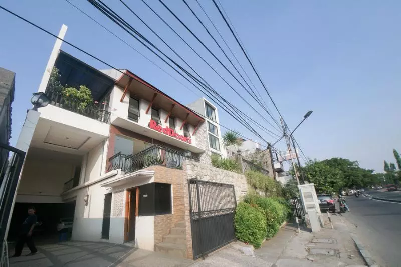 ペンション Reddoorz Plus Near Green Pramuka Square Mall