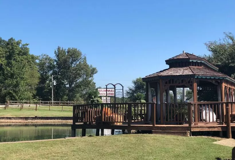 Hotelli Bullwinkles Rustic Lodge