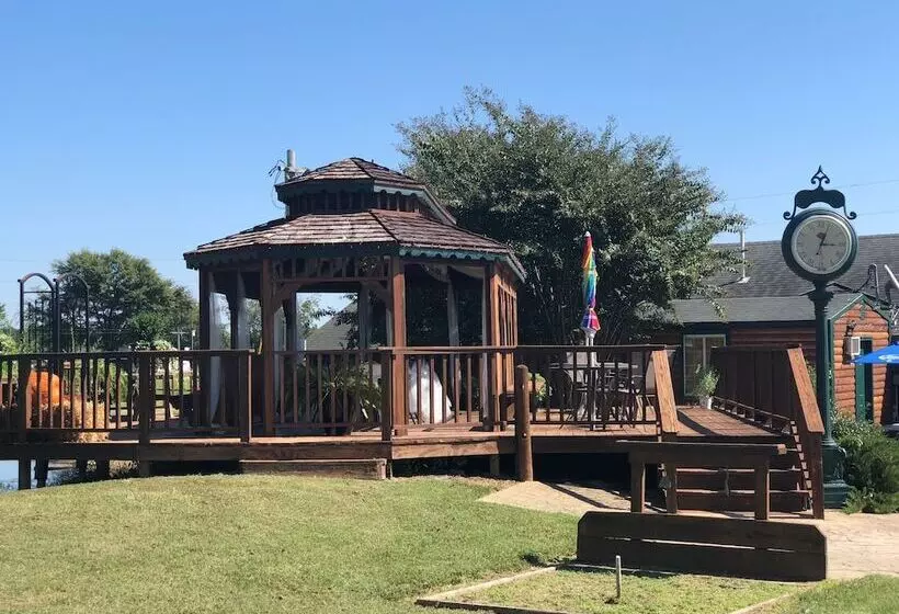 Hotelli Bullwinkles Rustic Lodge