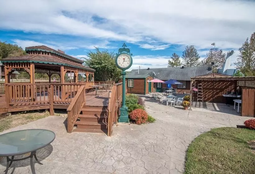 Hotelli Bullwinkles Rustic Lodge