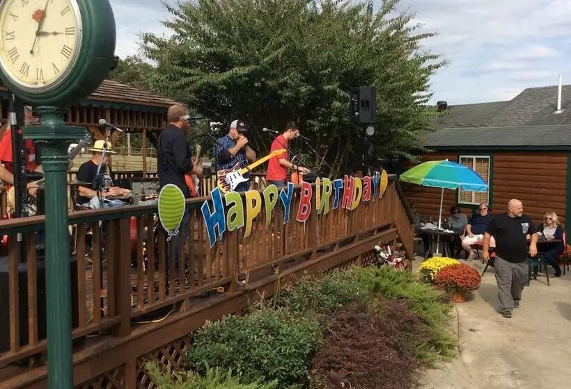 Hotelli Bullwinkles Rustic Lodge