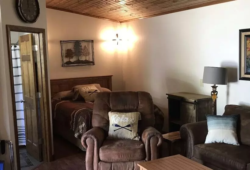 Hotelli Bullwinkles Rustic Lodge