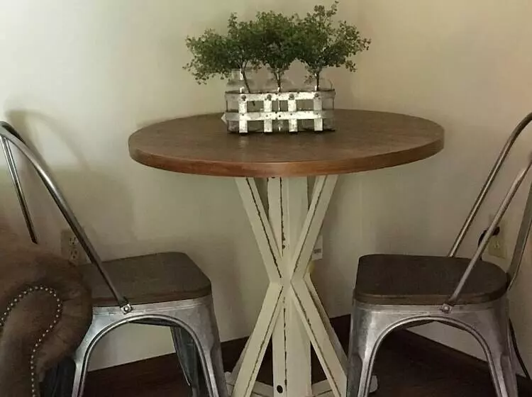 Hotelli Bullwinkles Rustic Lodge