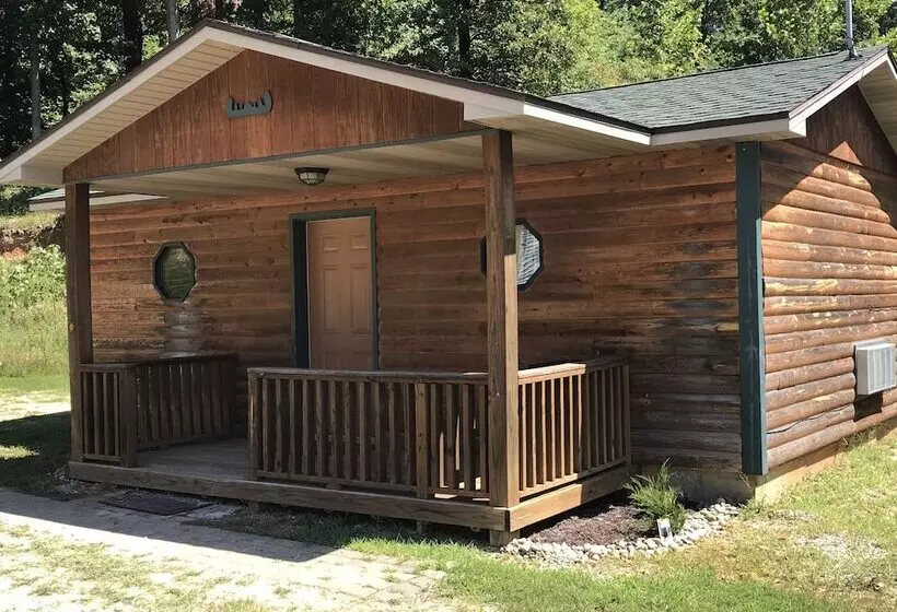 Hotelli Bullwinkles Rustic Lodge