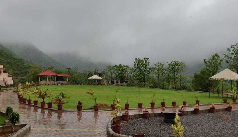 Отель Kavish Holiday Hill Resort