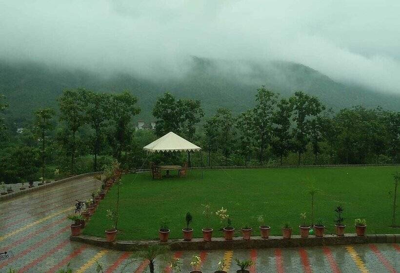 Отель Kavish Holiday Hill Resort