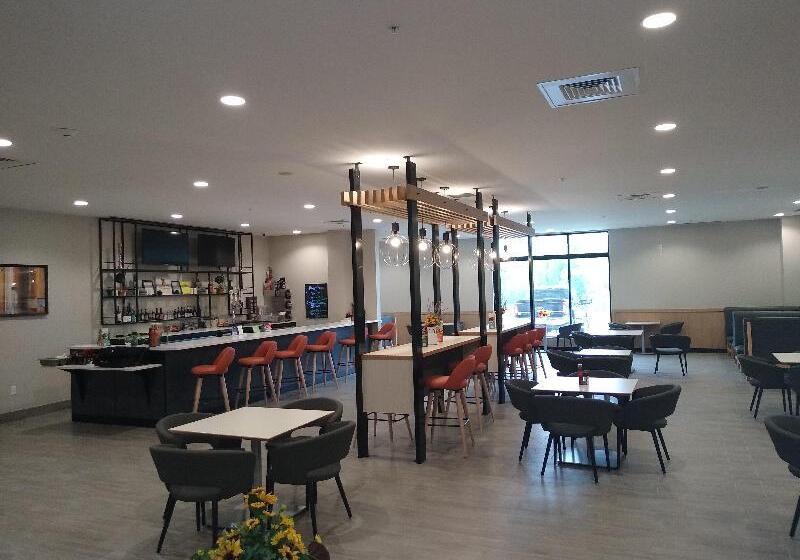 فندق Holiday Inn   Kansas City   Northeast, An Ihg