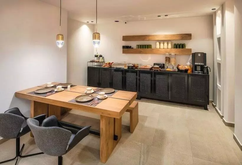 هتل Uma Ray Suites