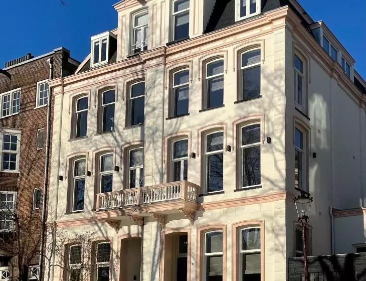 پانسیون Spinoza Suites