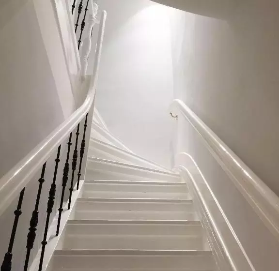 پانسیون Spinoza Suites