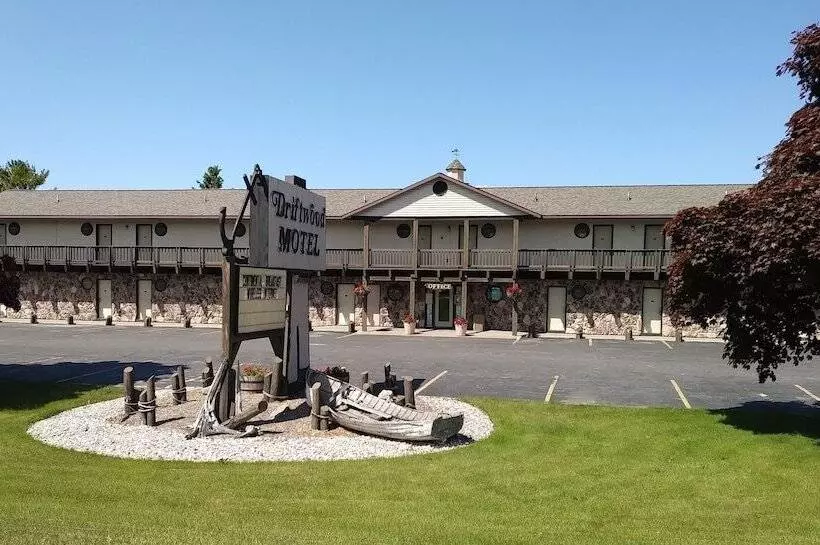 Driftwood Motel