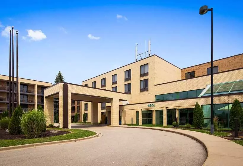 Отель Best Western East Towne Suites