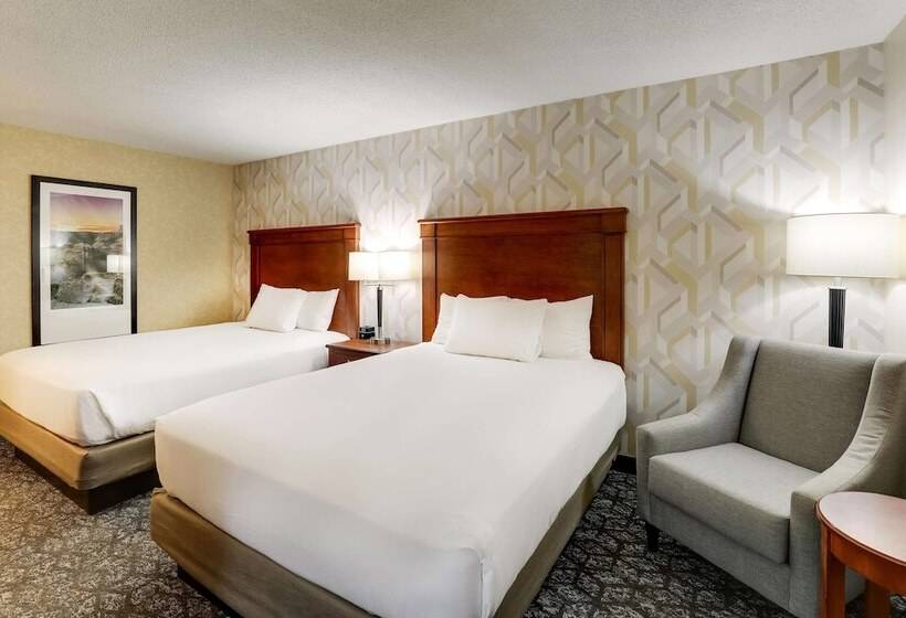 هتل Drury Inn & Suites Marion