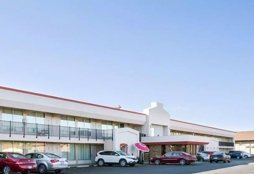 בית מלון כפרי Econo Lodge Wall