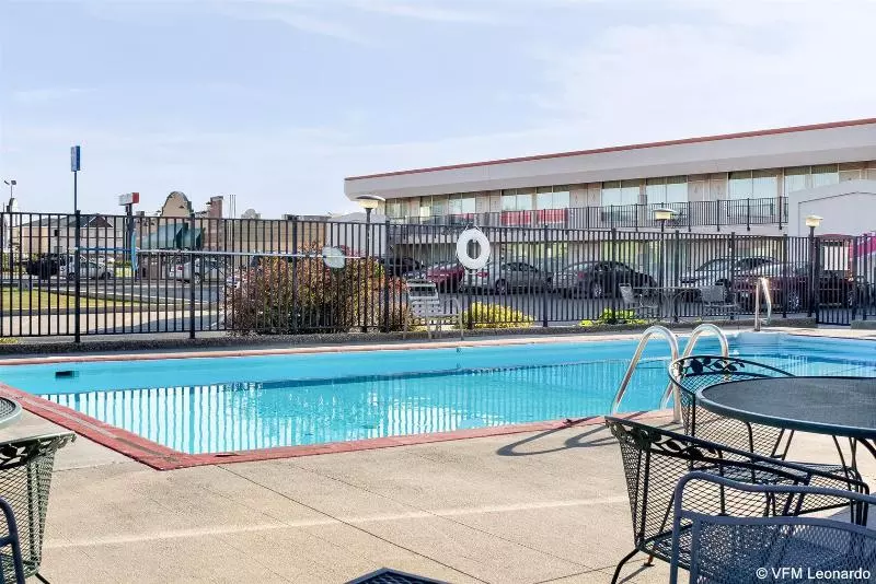 בית מלון כפרי Econo Lodge Wall