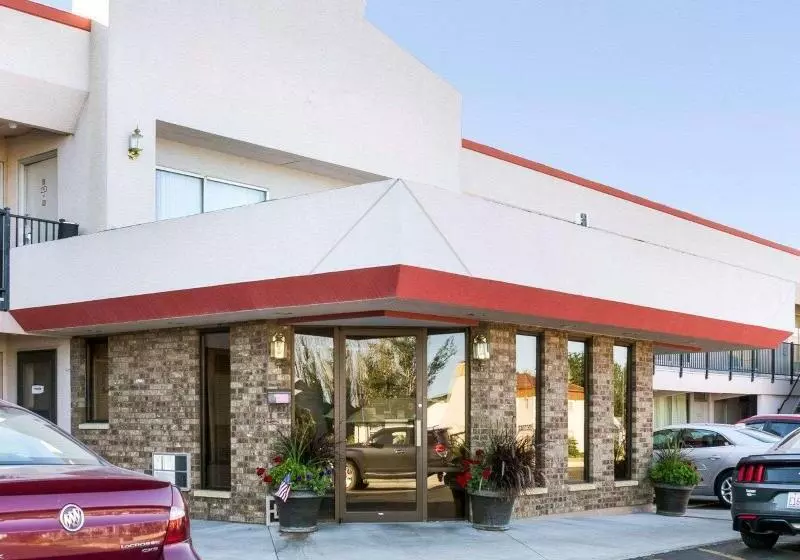 בית מלון כפרי Econo Lodge Wall