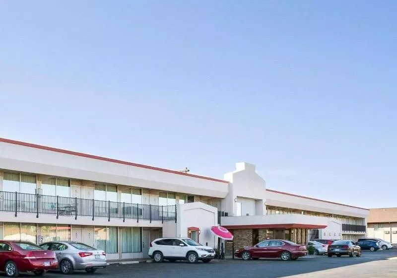 בית מלון כפרי Econo Lodge Wall