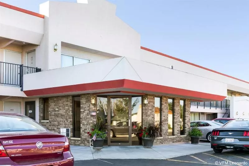 בית מלון כפרי Econo Lodge Wall