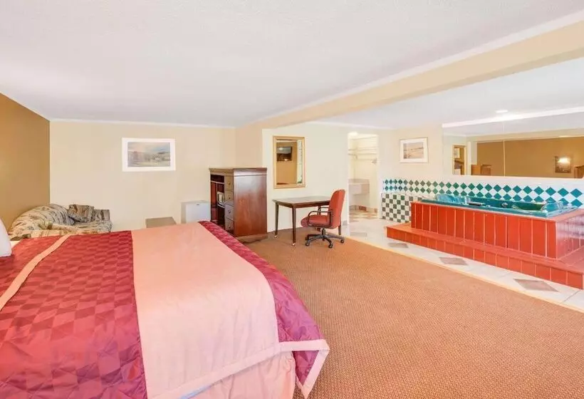 ホテル Rodeway Inn & Suites