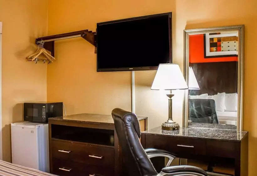 فندق Rodeway Inn Macarthur Airport