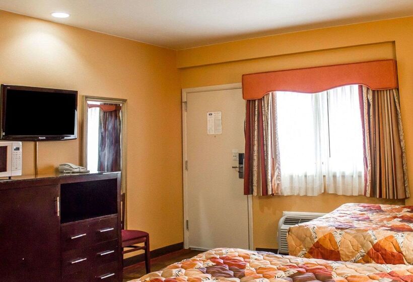 Szálloda Rodeway Inn Macarthur Airport