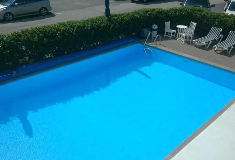 Отель The Edgewater