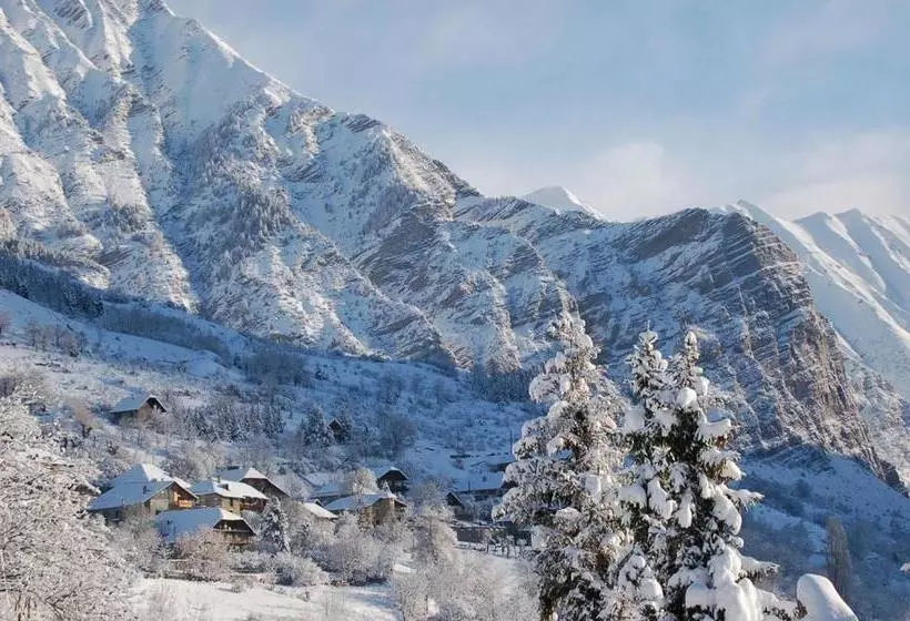 Hotelli Hostel Neige Et Soleil