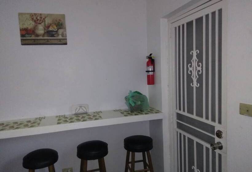 تختخواب و صبحانه Hillside Breeze