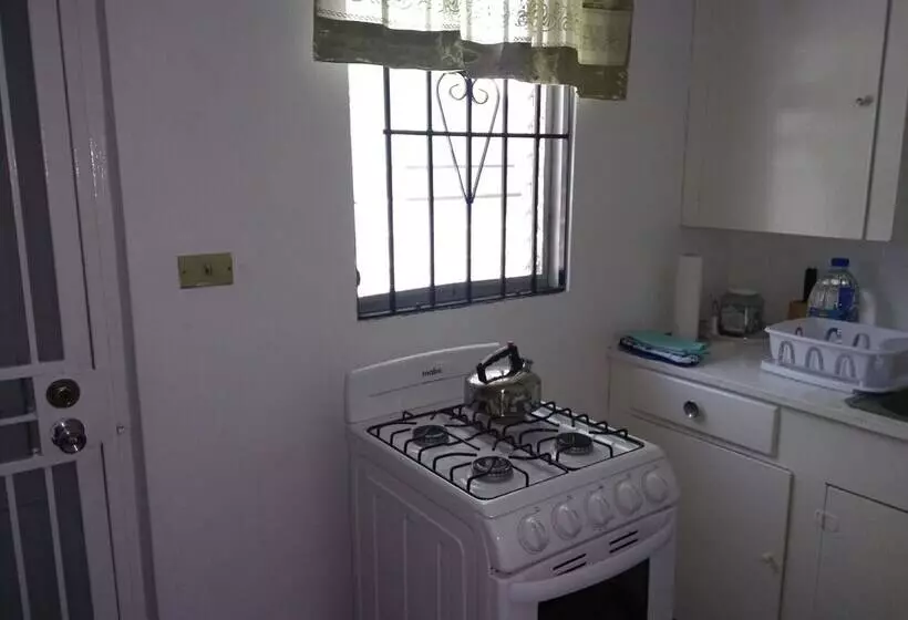 تختخواب و صبحانه Hillside Breeze