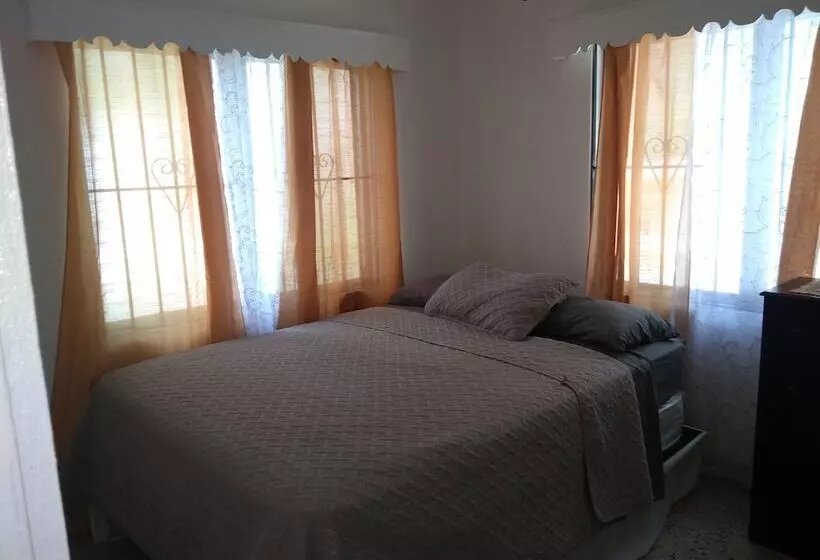 تختخواب و صبحانه Hillside Breeze