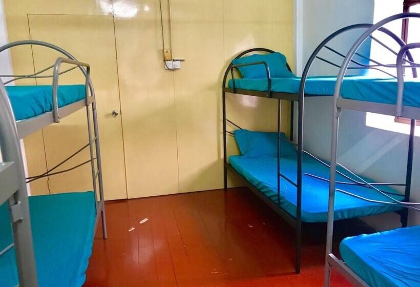 B&l Islanders Inn Hostel