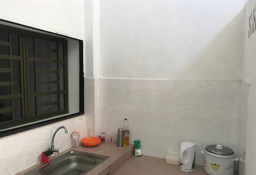 B&l Islanders Inn Hostel