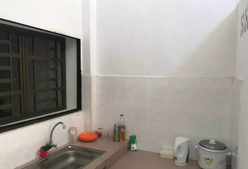 B&l Islanders Inn   Hostel