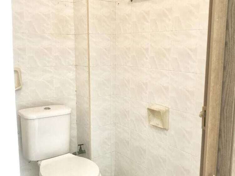 B&l Islanders Inn Hostel