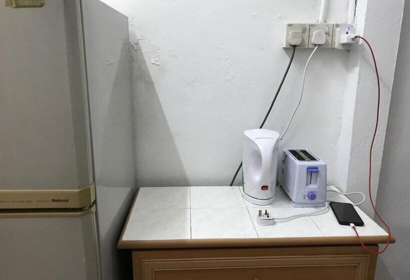 B&l Islanders Inn Hostel