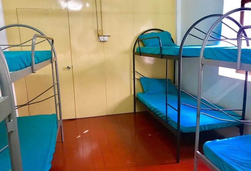 B&l Islanders Inn Hostel