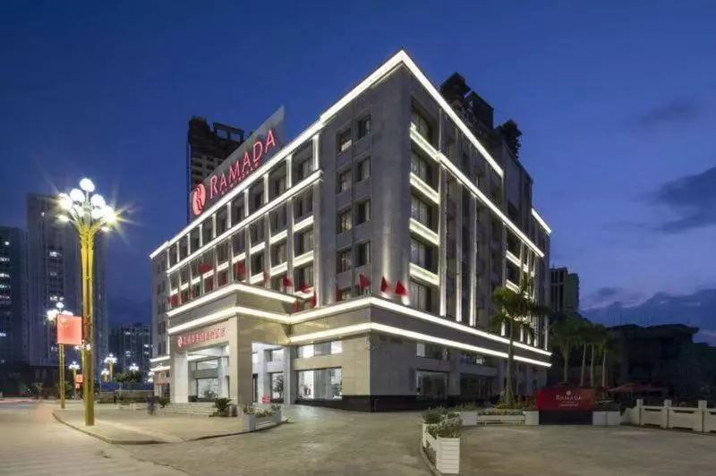 Hotelli Ramada By Wyndham Mengzi Suites