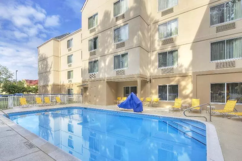 Отель Fairfield Inn & Suites Raleigh Crabtree Valley