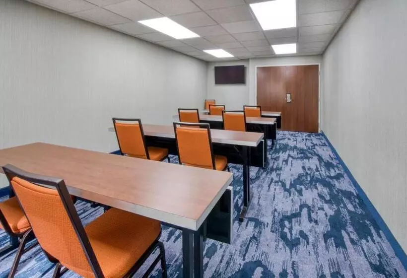 Отель Fairfield Inn & Suites Raleigh Crabtree Valley