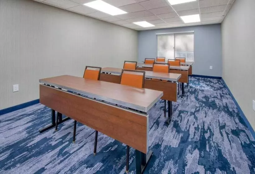 Отель Fairfield Inn & Suites Raleigh Crabtree Valley