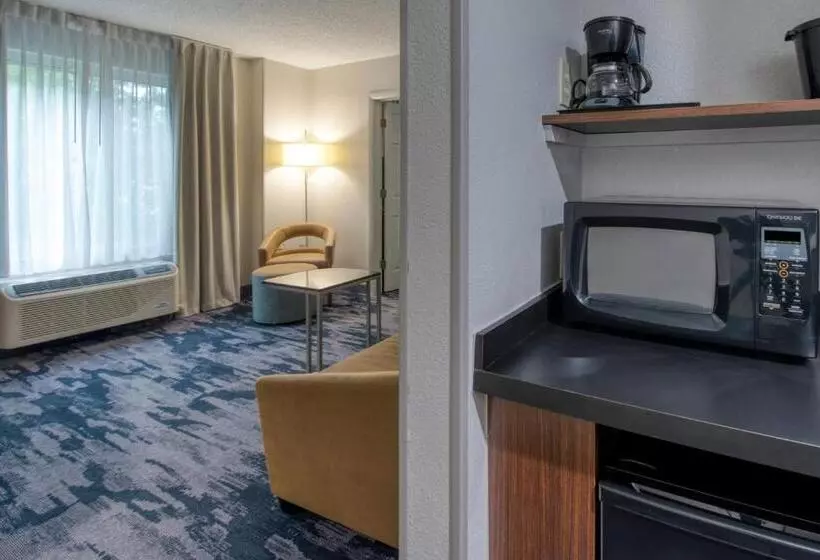 Отель Fairfield Inn & Suites Raleigh Crabtree Valley