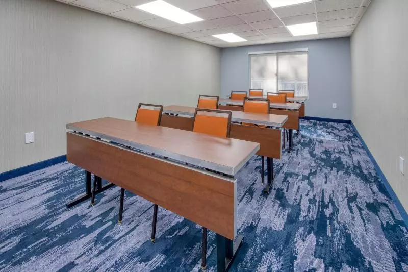 Отель Fairfield Inn & Suites Raleigh Crabtree Valley