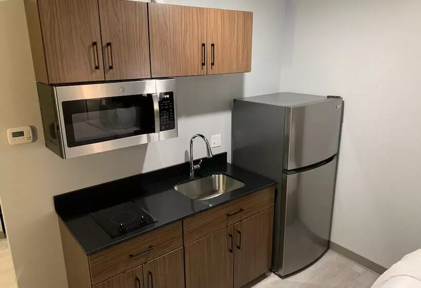 호텔 Hometowne Studios By Red Roof East Lansing   Okemos